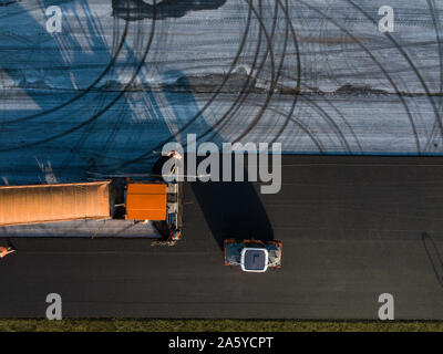 Luftaufnahme Walze Verdichtung von Asphalt auf der Straße Stockfoto