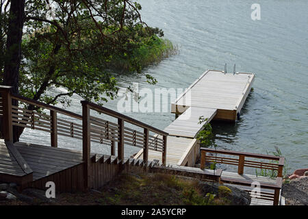 Hölzerne Treppe zum Badesteg. Strand Cottage im Sommer Tag. Stockfoto