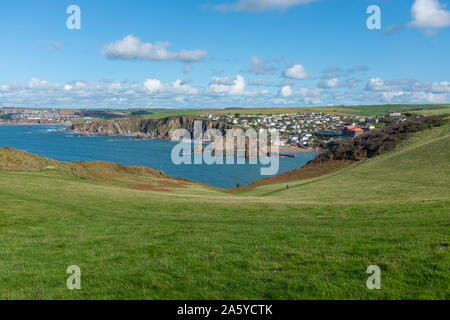 Das kleine Fischerdorf Hope Cove in South Hams, Devon, UK gesehen von der South West Coast Path Stockfoto