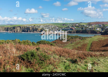 Das kleine Fischerdorf Hope Cove in South Hams, Devon, UK gesehen von der South West Coast Path Stockfoto