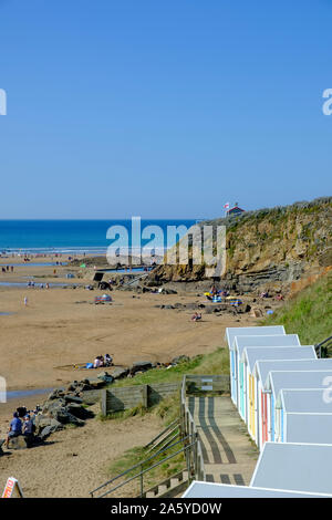 Mehrfarbige Umkleidekabinen am Strand mit Promenade mit Blick auf den Strand an der Bude Cornwall England Stockfoto