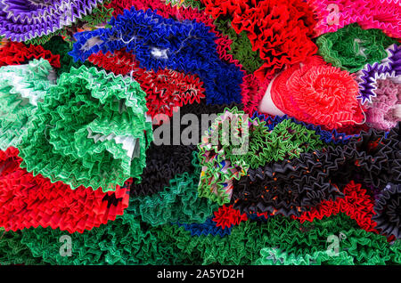 Mehrfarbige gefaltet thailändischen Stoffen - in der Nähe Stockfoto