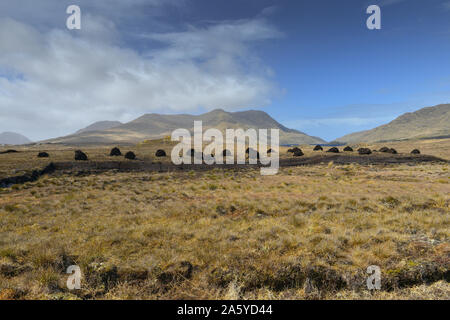 Irland Galway, 2018 - Bogland in Irland, mit Stapeln von Rasen trocknen unter der Sonne und im Winter Füle. Stockfoto