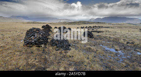 Irland Galway, 2018 - Bogland in Irland, mit Stapeln von Rasen trocknen unter der Sonne und im Winter Füle. Stockfoto