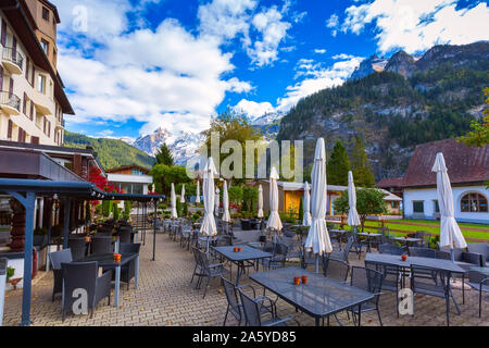 Kandersteg, Schweiz street view mit Cafe, Restaurant im Schweizer Dorf und Berge im Herbst Panorama hinter Stockfoto