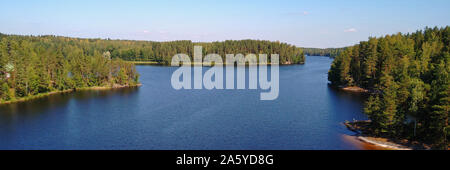 Malerische Aussicht auf den Saimaa-see von Toijansalmi Brücke, Taipalsaari, Finnland. Panorama Blick. Stockfoto