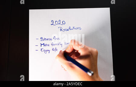 Schreiben Vorsätze für Weihnachten. Weihnachten Auflösungen. Text 2020 Entschließungen auf Papier. Stockfoto