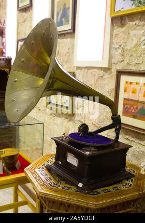 Gramophone ist ein Musik gerät. Alte Grammophon mit Platte oder Schallplatte auf Holzbox. Messing antik Plattenspieler. Grammophon mit Horn Lautsprecher. Retro Stockfoto