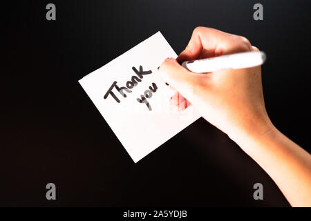 Schreiben Danke! Haftnotiz mit Text Danke! Text Danke, dass Sie auf dem Papier. Stockfoto