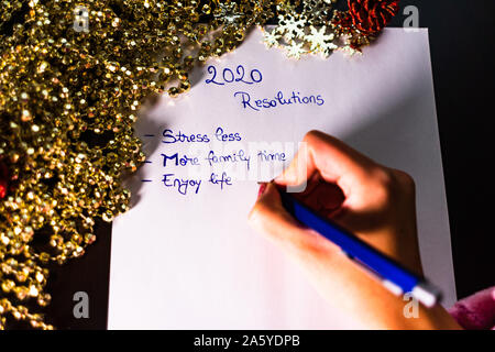 Schreiben Vorsätze für Weihnachten. Weihnachten Auflösungen. Text 2020 Entschließungen auf Papier. Stockfoto