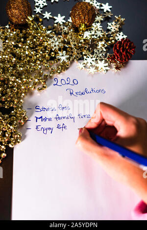 Schreiben Vorsätze für Weihnachten. Weihnachten Auflösungen. Text 2020 Entschließungen auf Papier. Stockfoto