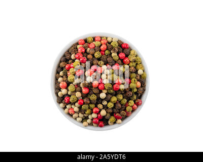 Einige mixtured Pfeffer in einer Schüssel auf weißem Hintergrund mit Kopie Platz für Text oder Bilder isoliert. Gewürze und Kräuter. Essen, Kochen, Restaurant, Pack Stockfoto