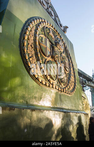 Stadt London, Kent, Guildford und Middlesex, Westminster und Colchester Wappen auf die Hammersmith Bridge, Hammersmith, London, UK Stockfoto