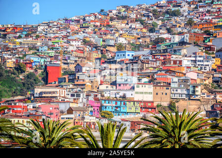 Bunte Häuser auf einem Hügel von Valparaiso, Chile Stockfoto