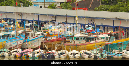 Sri Lanka die traditionelle Fischerei Katamarane, bunten Fischerboote in den Hafen von Chania, Sri Lanka Srilankan traditionelle Fischerei indus angedockt Stockfoto