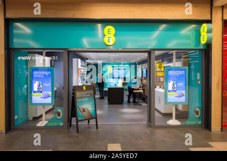 EE-Handy-Geschäft Schaufenster in King's Mall, Hammersmith, London, W8, England Großbritannien Stockfoto