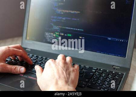 Programmierer Codierung auf dem Laptop. Coder Hände schreiben Programmcode auf der Tastatur für die Website. Professionelle Entwickler freelance Computer Arbeit Prozesskonzept, Stockfoto