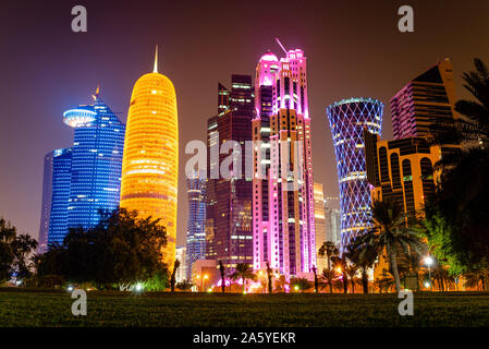 Doha West Bay night skyline von Sheraton Park, ft. World Trade Center (blau), Doha Turm (Gelb), Al Jassimya Turm (rosa), Tornado Tower (blau). Stockfoto