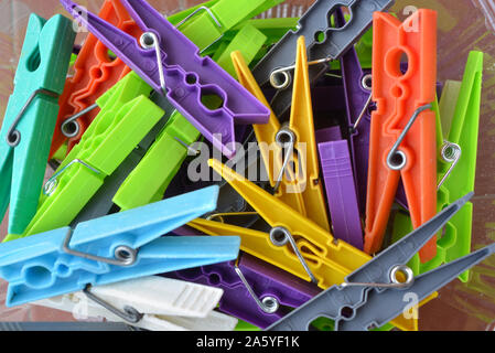 Nahaufnahme von bunte Wäsche Wäscheklammern. Stockfoto
