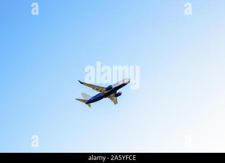 Pkw Flugzeug fliegt in einem klaren blauen Himmel. Große kommerzielle Flugzeug fliegen. Flugzeug hoch oben Reise Stockfoto