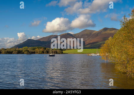 Derwentwater ist eines der wichtigsten Organe des Wasser im Lake District National Park in North West England. Es liegt ganz innerhalb der Gemeinde von Al Stockfoto