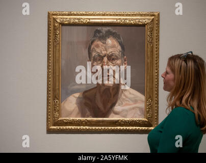 Royal Academy of Arts, London, UK. 23. Oktober 2019. Die erste Ausstellung über Lucian Freud im viszeralen und unerschrockenen Selbstporträts zu konzentrieren. Fast sieben Jahrzehnten Arbeiten auf Leinwand und Papier, rund 50 Werke sind ausgestellt, die Diagramm Freuds (1922-2011) die künstlerische Entwicklung. Bild: Reflexion (Selbstporträt), 1985. Private Sammlung. Auf Darlehen an das Irische Museum für Moderne Kunst. Credit: Malcolm Park/Alamy Leben Nachrichten. Stockfoto