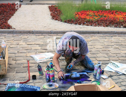 Lemberg, Ukraine - 31. Mai 2019: Junger Mann gemälde malerei. Straße Künstler bei der Arbeit Stockfoto