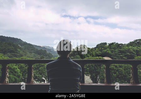Idyllische Bild sitzt man und Blick auf die schöne Landschaft mit Hügeln und grünen Wald Stockfoto