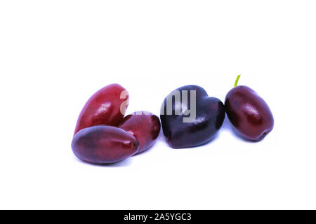 Cornus Mas Beeren auf weißem Hintergrund. Reif Carneol Cherry Red berry Früchte Stockfoto