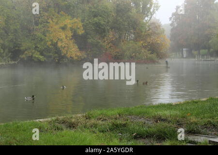 In den späten Herbst zu einem außerordentlich schönen See Stockfoto