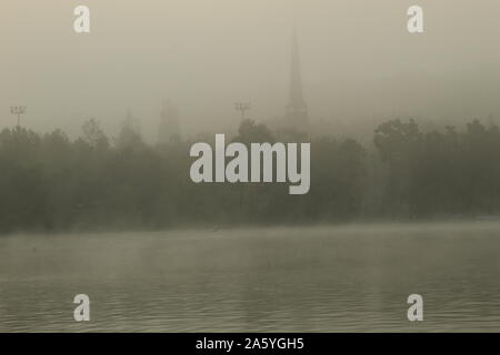 In den späten Herbst zu einem außerordentlich schönen See Stockfoto