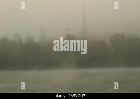 In den späten Herbst zu einem außerordentlich schönen See Stockfoto