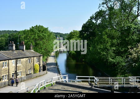 Schleuse und Hütten, Apperley Bridge, Leeds Liverpool canal Stockfoto