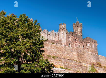 Trechtingshausen, Deutschland - 18. September 2019: Reichenstein Burg am Rhein in Deutschland an einem sonnigen Herbsttag. Stockfoto