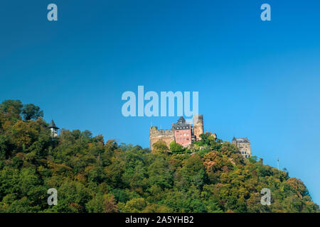 Schonburg Burg im Rheintal oder Mittelrhein in der Nähe Oberwesel, Deutschland, an einem sonnigen Herbstmorgen. Stockfoto