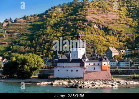 Pfalzgrafenstein, wie die Pfalz, einem berühmten Maut Burg auf dem Falkenau Insel bekannt, am Rhein. Schöne Weinberge im Herbst morgen li Stockfoto