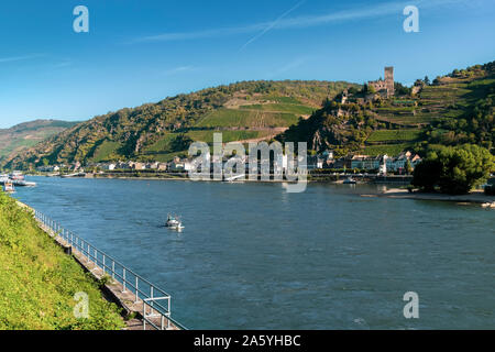 Blick auf die Burg Gutenfels am Ufer des Rheins und der Stadt Kaub an einem schönen Herbsttag. Stockfoto