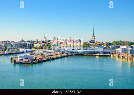 Schöne Stadtbild von Tallinn, Estland fotografiert von der Kreuzfahrt mit Hafen durch den Golf von Finnland. Estnische Hauptstadt, Baltische Staaten. Cruise Terminal, das historische Zentrum. Stockfoto