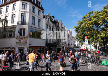 Brüssel, Belgien - 22 September, 2019: die Menschen auf der Straße Marche aux Herbes im Zentrum der Stadt auf einem sonnigen Herbsttag. Verschiedene Geschäfte, includi Stockfoto