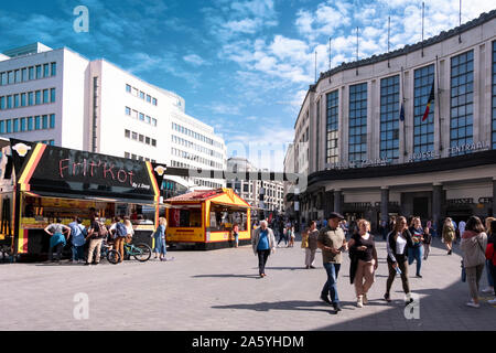 Brüssel, Belgien - 22 September, 2019: die Menschen vor dem Eingang des Hauptbahnhofs (Bruxelles-Central/Brussel-Centraal), Kauf von fr Stockfoto