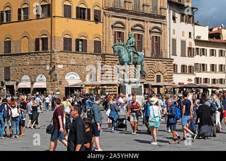 Touristen Besucher auf der Piazza della Signoria in der toskanischen Stadt von Florenz, Italien. Stockfoto