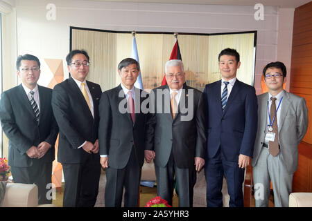 Tokyo, Tokio, Japan. 23 Okt, 2019. Der palästinensische Präsident Mahmoud Abbas trifft sich mit JICA-Delegation in Tokio, am 23. Oktober 2019 Credit: thaer Ganaim/APA-Images/ZUMA Draht/Alamy leben Nachrichten Stockfoto