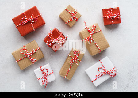 Verschiedene Geschenkboxen mit bunten Garn auf grauem Hintergrund eingerichtet. Flach. Verkauf Konzept. Stockfoto