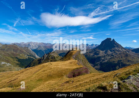 Blick vom Pic d'Ayous (2.288 m) auf den Pic du Midi d'Ossau (2.884 m), mit Funktionen wie der Col d'Estibère dit le Peyrot, Französisch Pyrénées, Frankreich Stockfoto