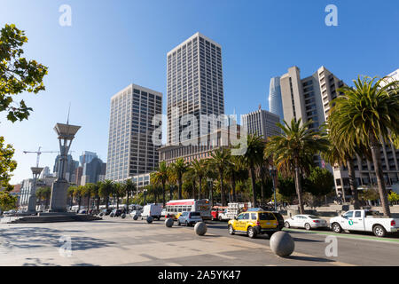 SAN FRANCISCO, USA - OKTOBER 2, 2019: Verkehr auf der Palm in der Innenstadt von San Francisco gesäumten Embarcadero mit dem hohen finanziellen Bezirk Gebäude behin Stockfoto