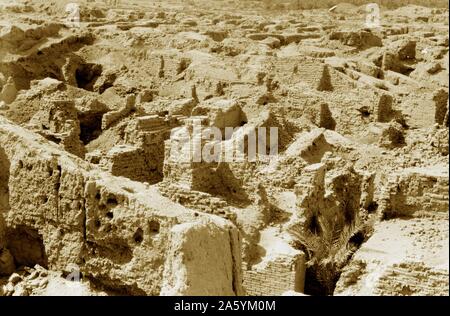 Irak. Babylon, Blick auf die verfallenen Ruinen. Das Ischtar-Tor, der zufolge Tiere auf gemauerten Wände geprägt Stockfoto