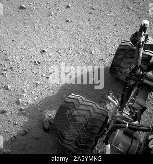 Boden auf der rechten mittleren und hinteren Räder des NASA Mars Rover Neugier festhalten kann in diesem Bild, die von der Neugier Navigation der Kamera nach dem Dritten das Laufwerk der Rover auf dem Mars gesehen werden. Stockfoto
