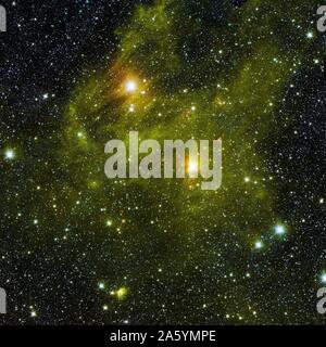 Zwei extrem helle Sterne eine grünliche Nebelschwaden in diesem Bild beleuchten aus der neuen "BLICK 360' Umfrage von NASA's Spitzer Space Telescope. Stockfoto