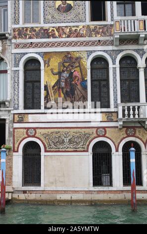 Mosaiken aus der Palazzo Barbarigo, einen Palast am Canal Grande in Venedig, Italien. Der Palazzo wurde im 16. Jahrhundert gebaut, aber die Mosaiken wurden 1886 hinzugefügt. Aus Murano Glas und von außen Mosaike an der Fassade der St. Mark's Basilika inspiriert. Stockfoto