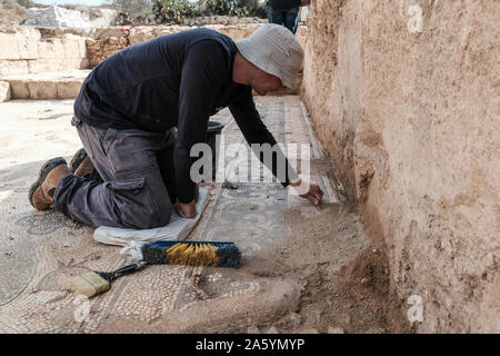 Bet Shemesh, Israel. 23. Oktober, 2019. Mitarbeiter der Israel Antiquities Authority Arbeit einer 1500 Jahre alten Kirche aufzudecken, mit Mosaikböden und Griechischen Mosaik Inschriften dekoriert, entdeckt, etwa 30 Km westlich von Jerusalem. Eine Inschrift gefunden widmet, die Website zu einem namenlosen "glorreichen Märtyrer". Eine zweite erwähnt eine Spende aus der byzantinischen Kaiser Tiberius II Konstantin empfangen. Eine völlig intakte Crypt diente als eine unterirdische Grabkammer für die 'glorreichen Märtyrer". Credit: Nir Alon/Alamy leben Nachrichten Stockfoto